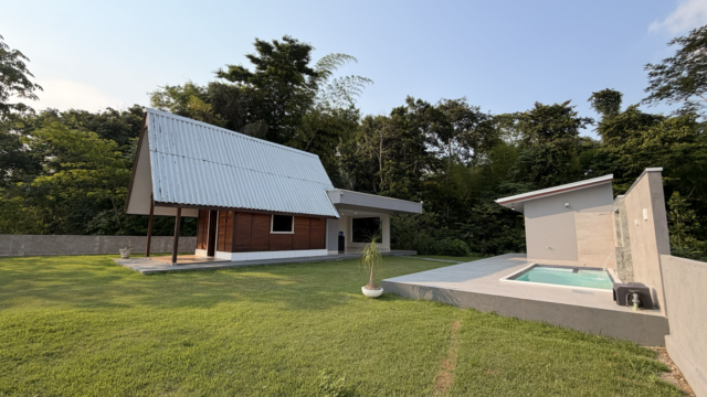 Chalé de madeira, gramado e piscina do Recanto Vitória, em Ji-Paraná.
